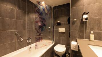 Een douche, designer toiletartikelen, een haardroger, handdoeken
