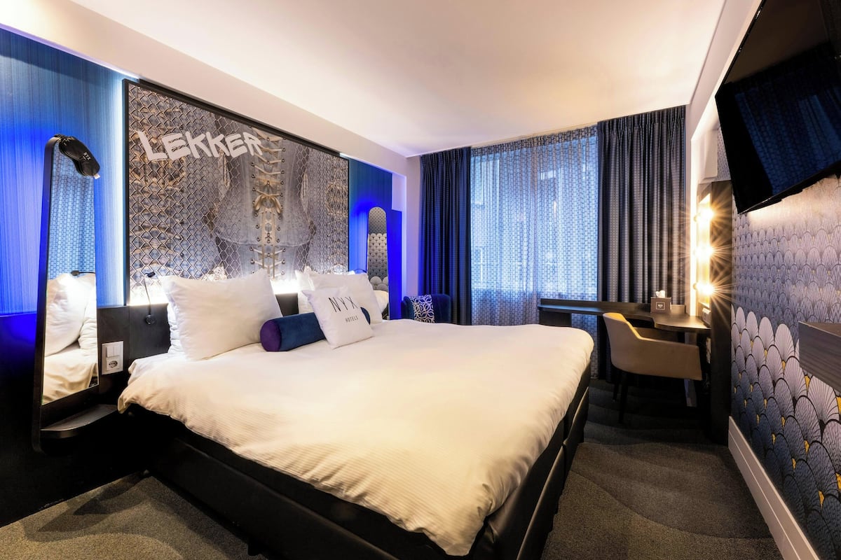 Superior Room, 1 Double Bed | Premium bedding, in-room safe, desk, laptop workspace