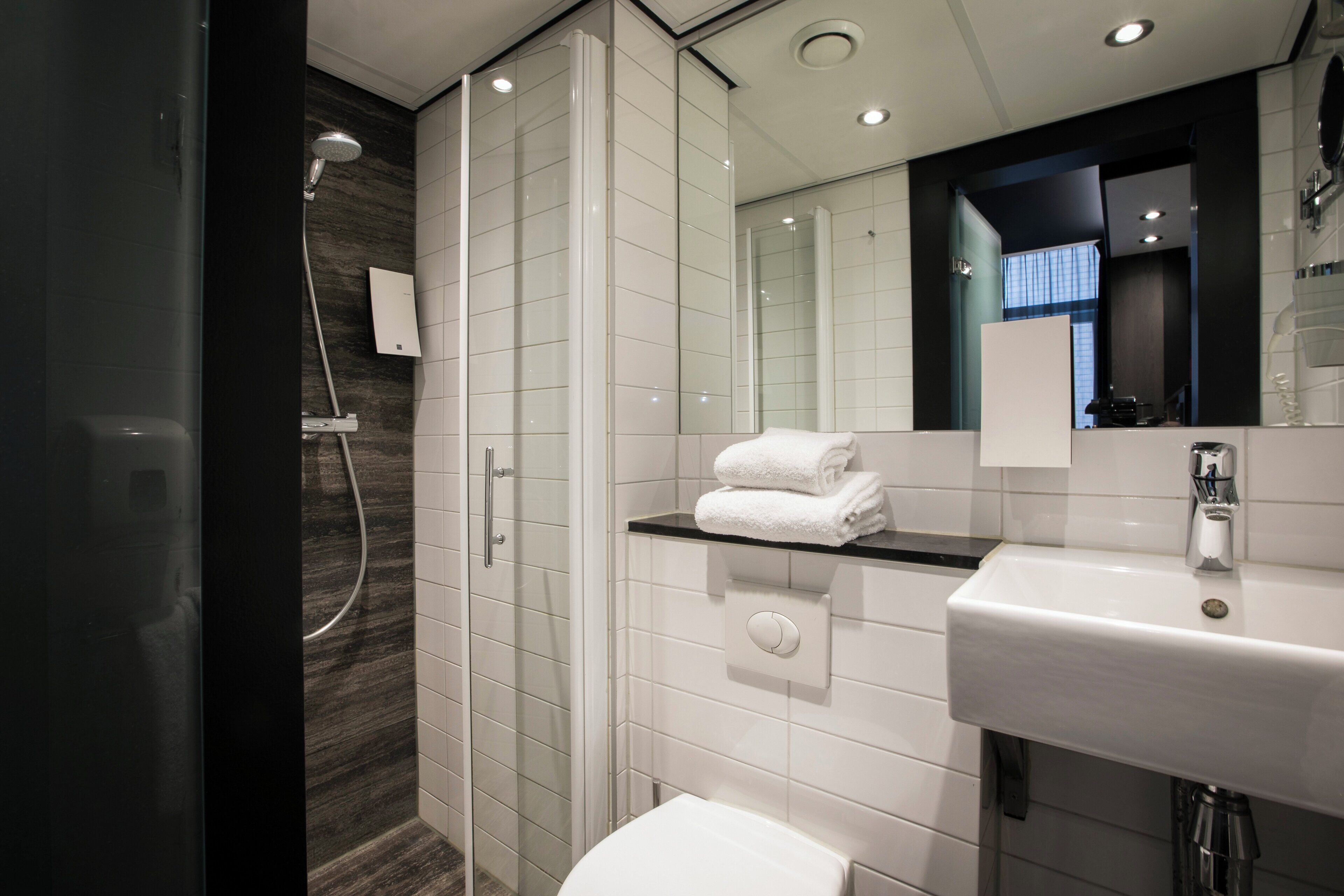 Regadera, amenidades de baño de diseñador, secadora de cabello, toallas 