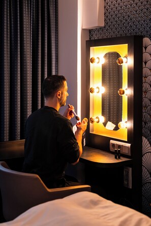 Premium bedding, in-room safe, desk, laptop workspace - NYX Hotel Amsterdam Rembrandt Square (Amsterdam)