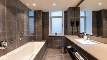 Executive Room, 1 Double Bed | Bathroom | Shower, designer toiletries, hair dryer, towels