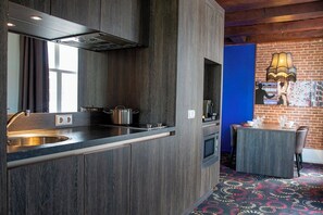 Premium bedding, in-room safe, desk, laptop workspace