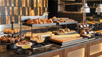 Café da manhã com buffet mediante uma taxa durante a semana