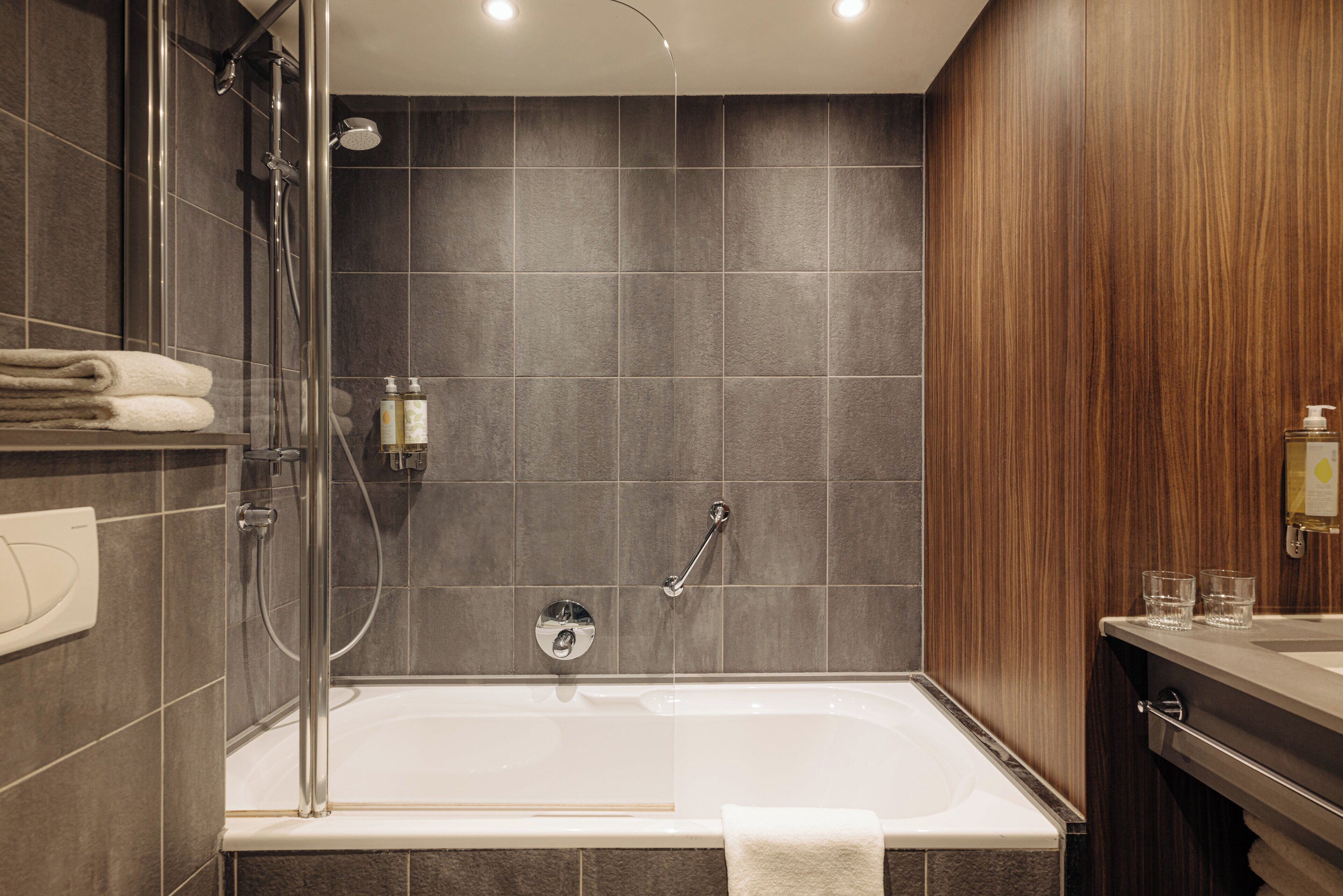 Ducha, artículos de tocador de diseñador, secador de pelo, toallas