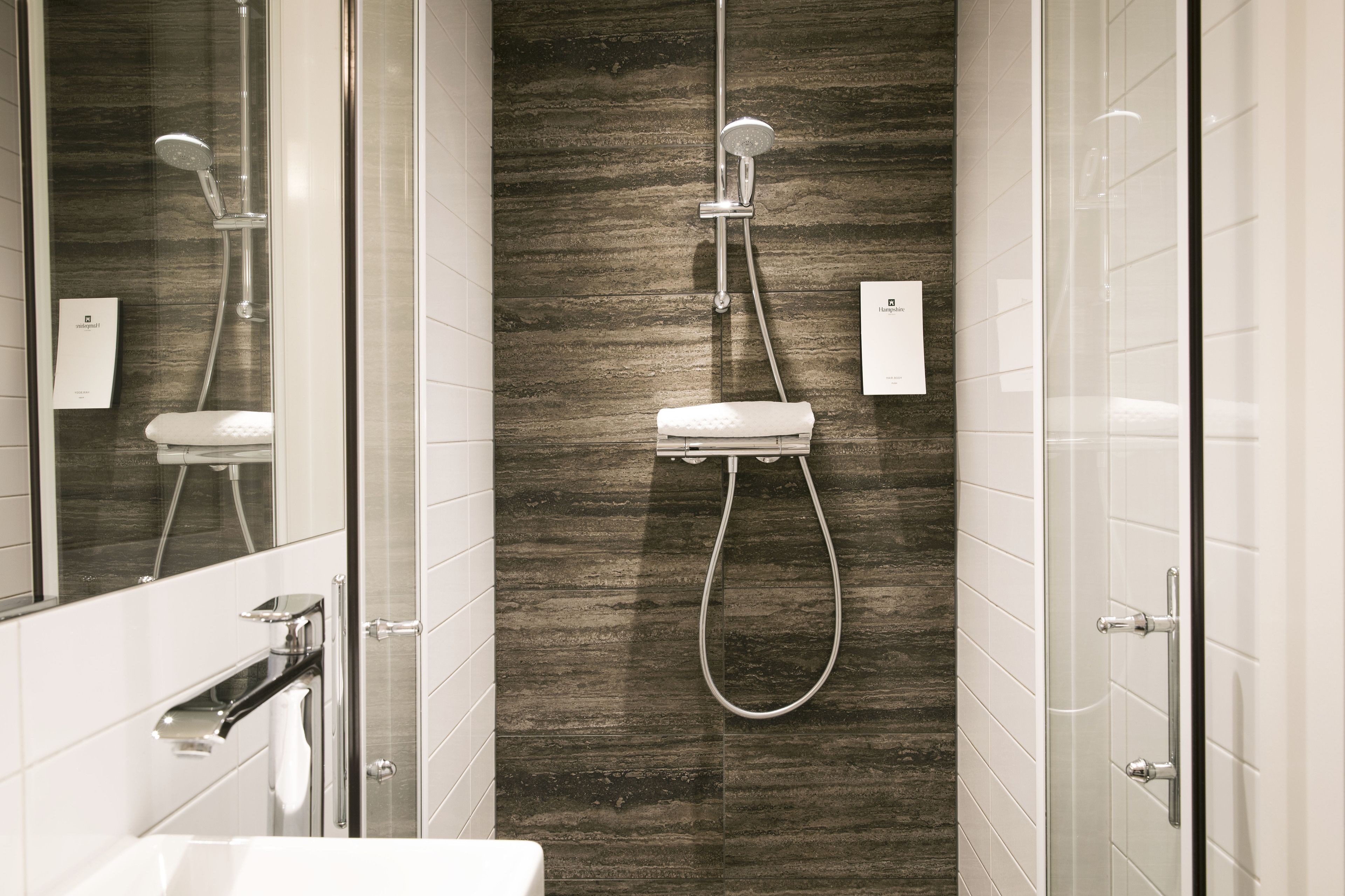 Ducha, artículos de higiene personal de diseño y secador de pelo