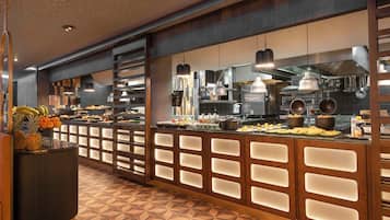 Buffet breakfast for a fee on weekdays