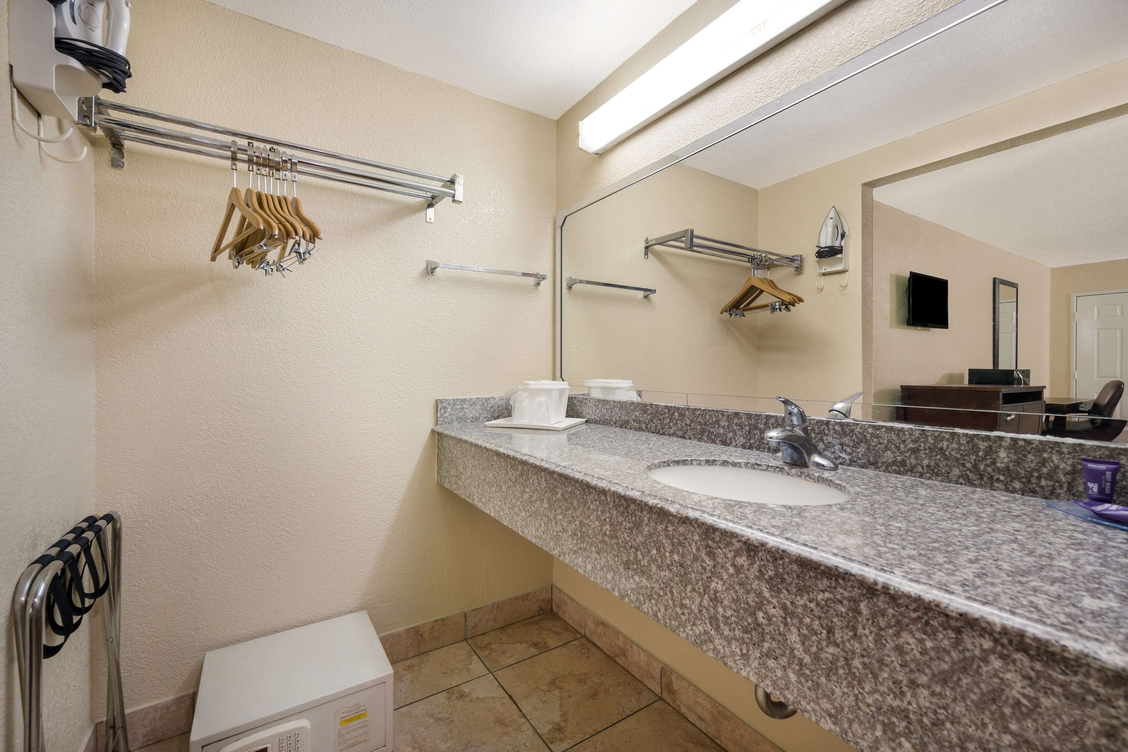 客房, 多张床, 无烟房 | 浴室 | 淋浴/盆浴组合、吹风机、毛巾