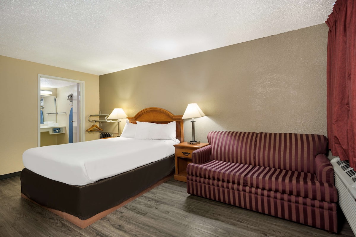 Room, 1 Queen Bed, Accessible, Non Smoking | In-room safe, iron/ironing board, free WiFi, bed sheets