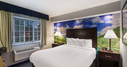 Clarion Pointe Downtown