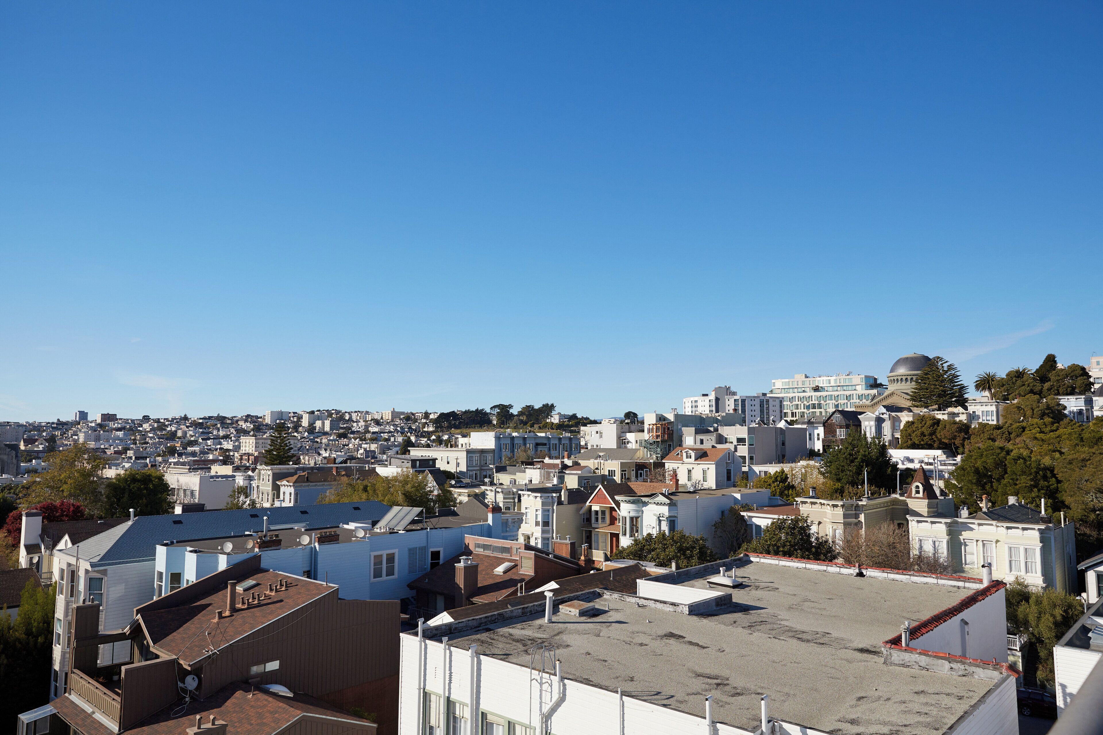 Una zona residencial con diversos edificios, incluyendo casas y una gran estructura en forma de cúpula.