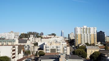 Un paisaje urbano con diversos edificios, incluyendo un rascacielos destacado y varias construcciones de altura media.