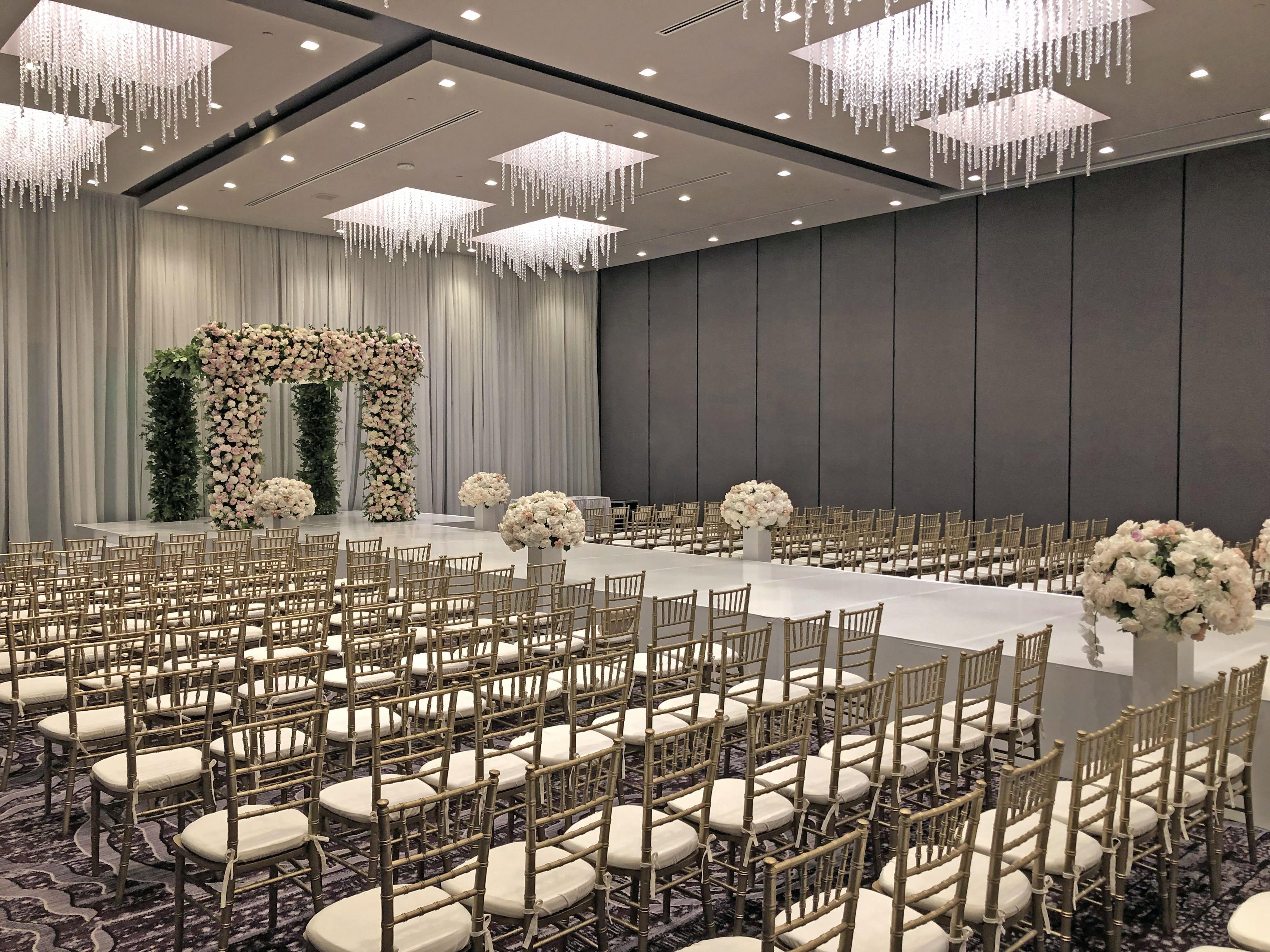 Un salón amplio y bien iluminado con filas de sillas y un escenario, ideal para eventos.