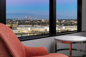 Premium bedding, pillow-top beds, in-room safe, desk - Hilton Los Angeles Airport (Los Angeles)