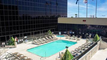 Utendørsbasseng og solsenger