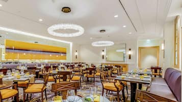 5 restaurants, serveren ontbijt