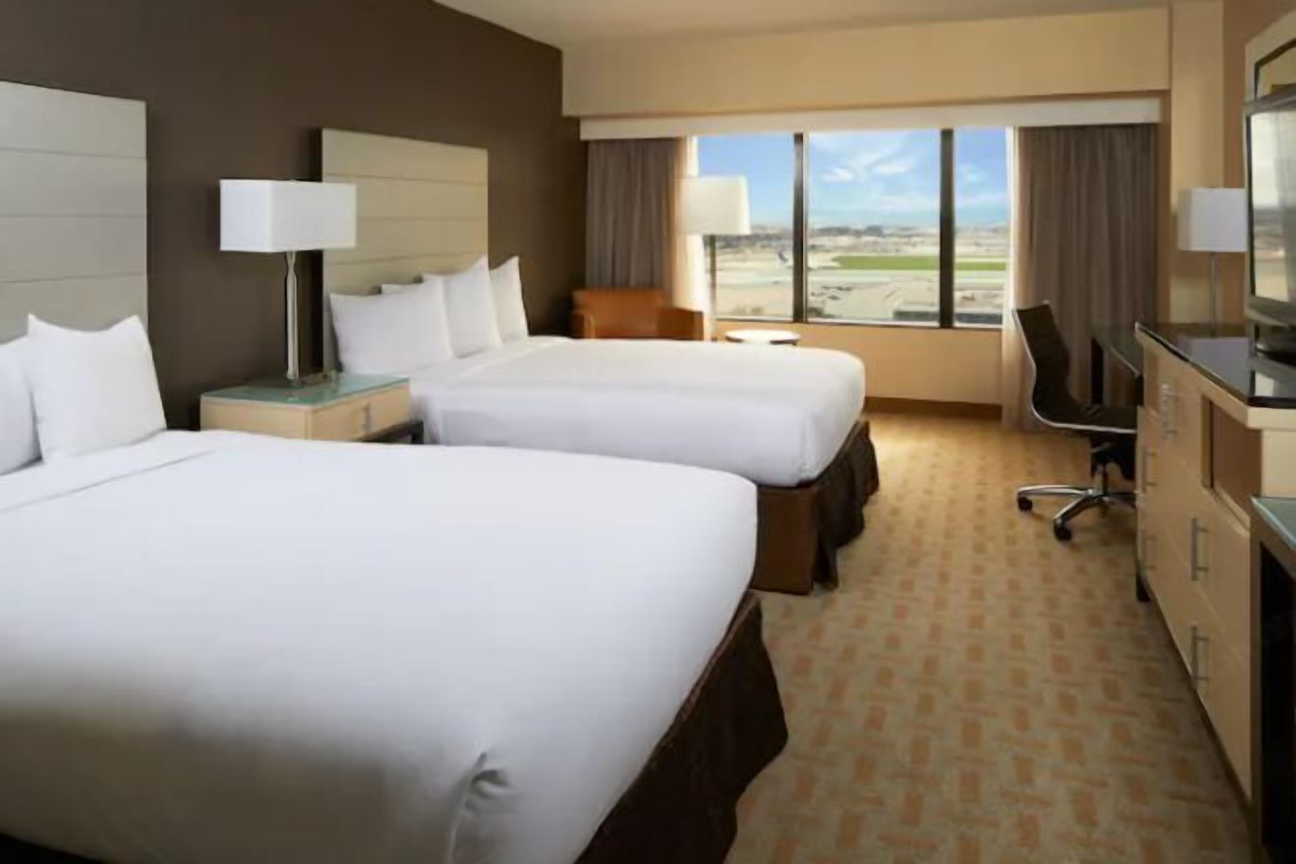 Ylelliset vuodevaatteet, pillowtop-patjalliset sängyt