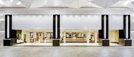 Vista frontal de la propiedad por la tarde o noche