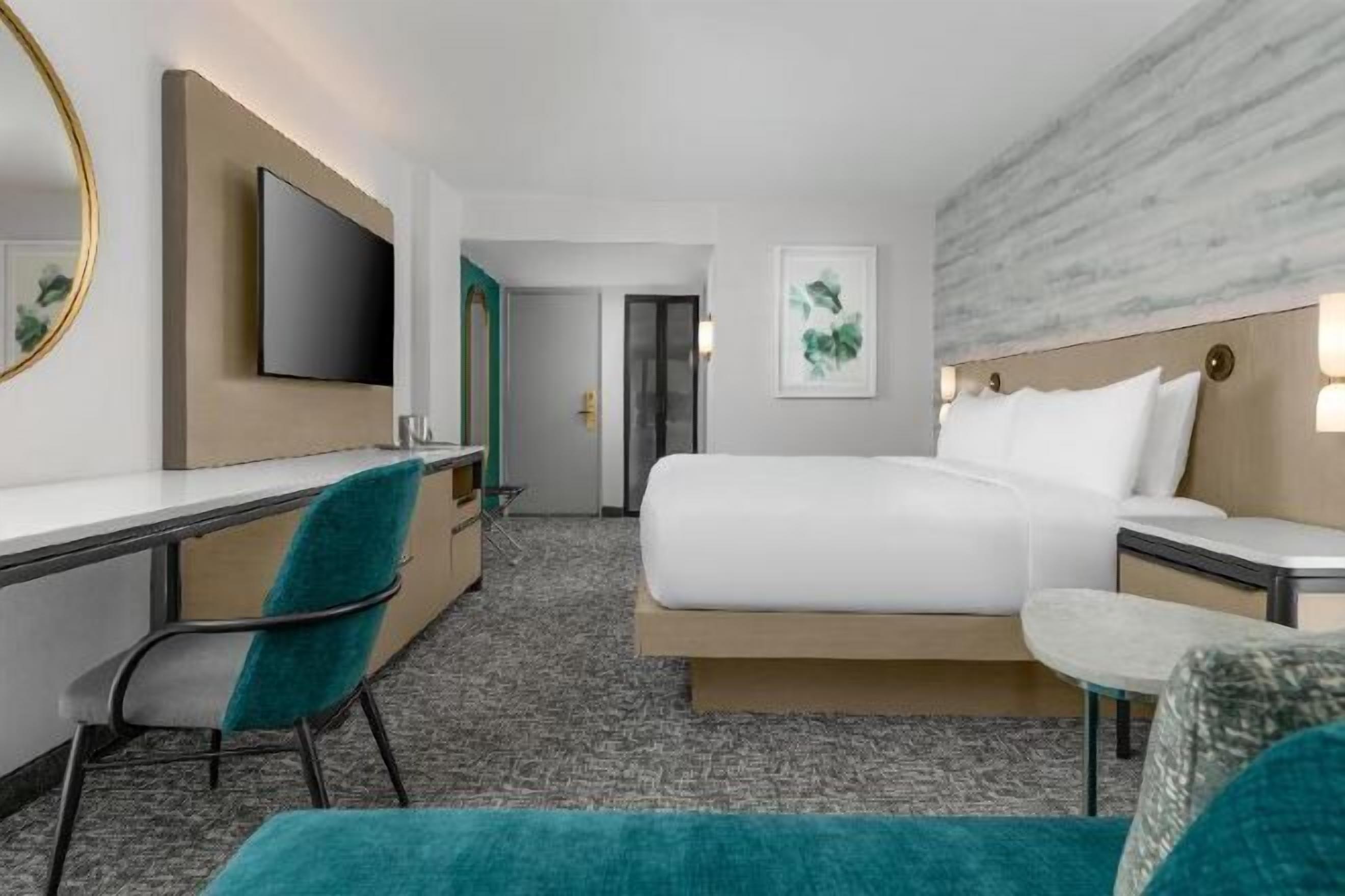 Sengetøy av topp kvalitet, senger med overmadrass og safe på rommet