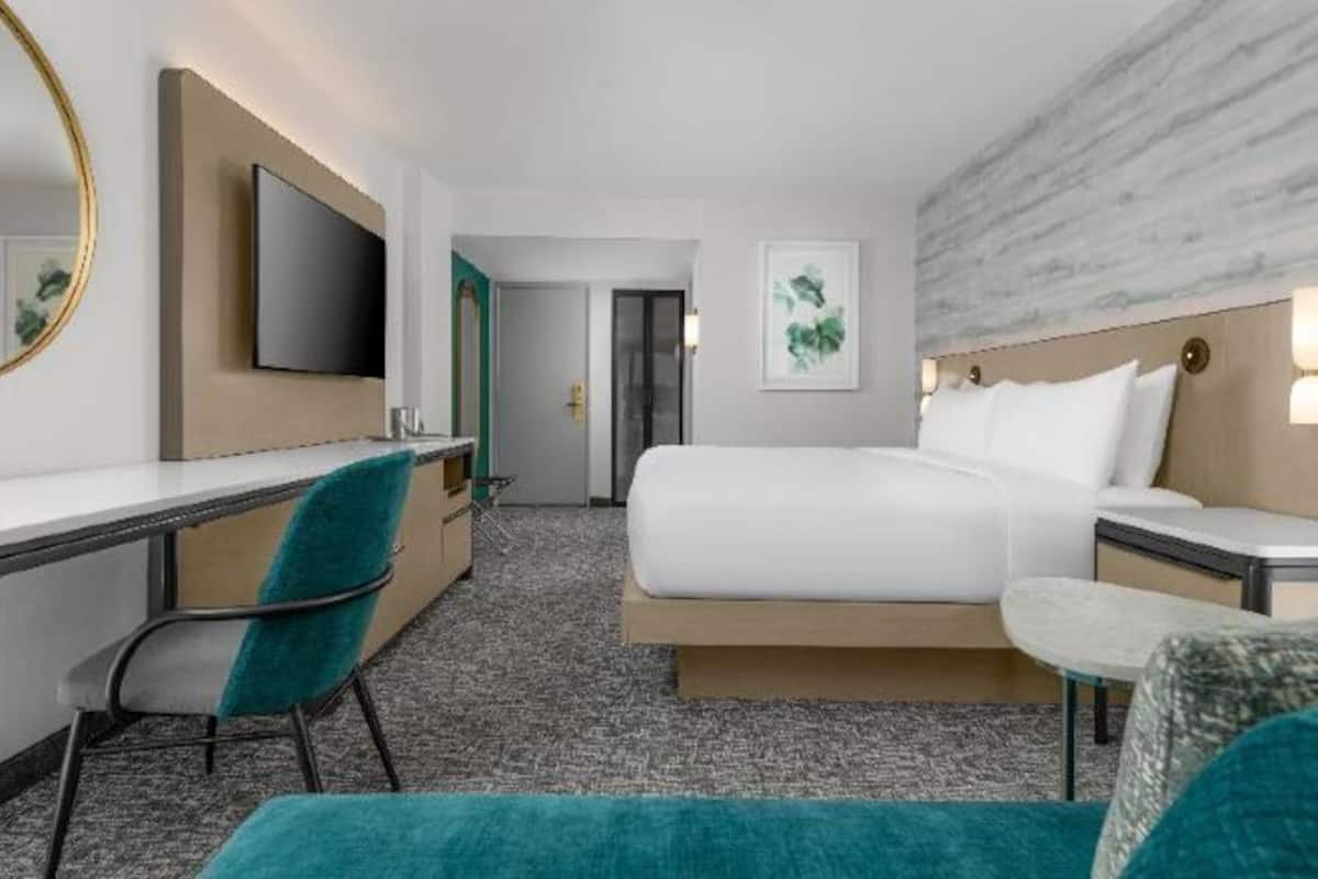 Sengetøy av topp kvalitet, senger med overmadrass og safe på rommet