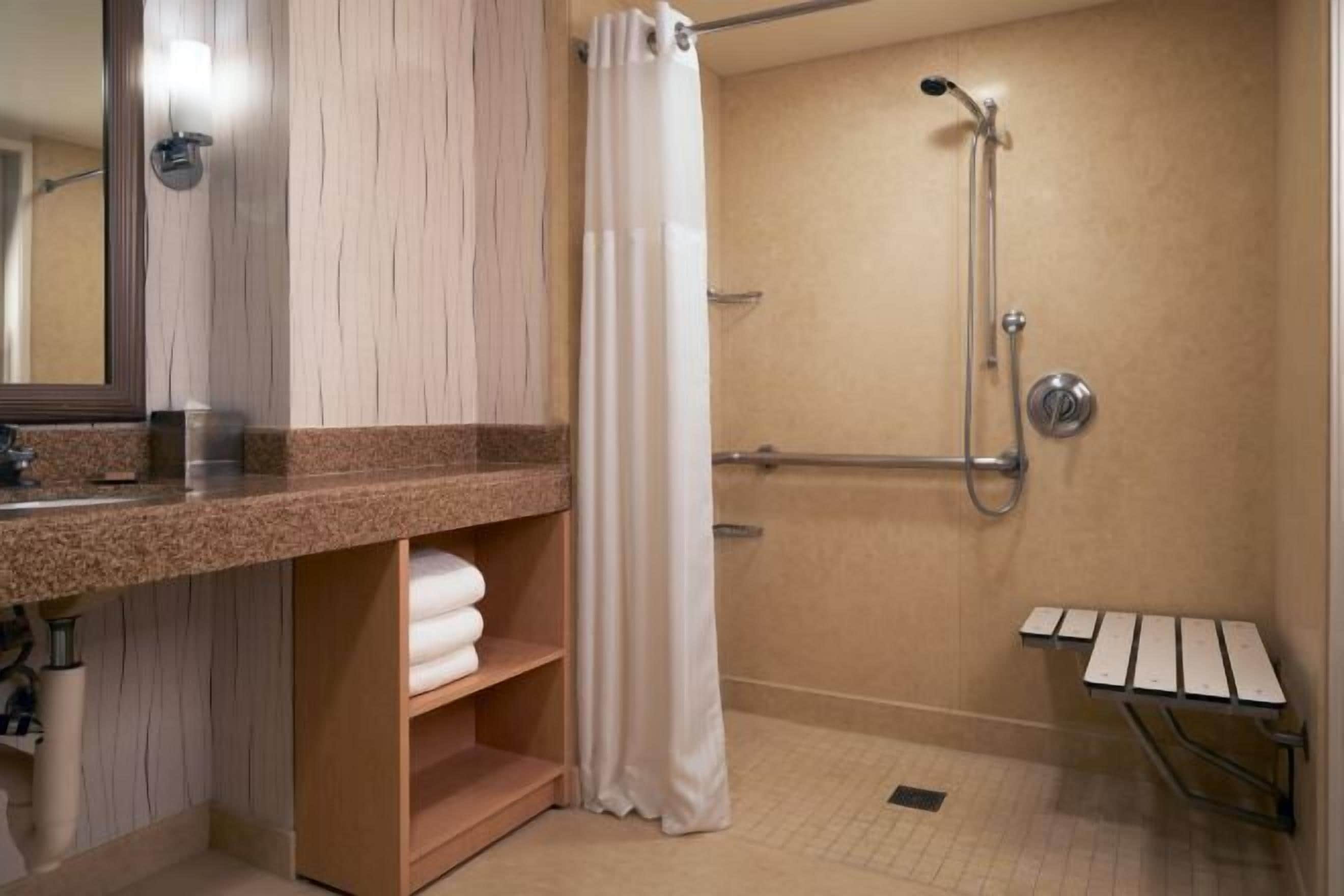 Kylpyhuone | Ympäristöystävälliset hygieniatuotteet, hiustenkuivaaja, pyyhkeet