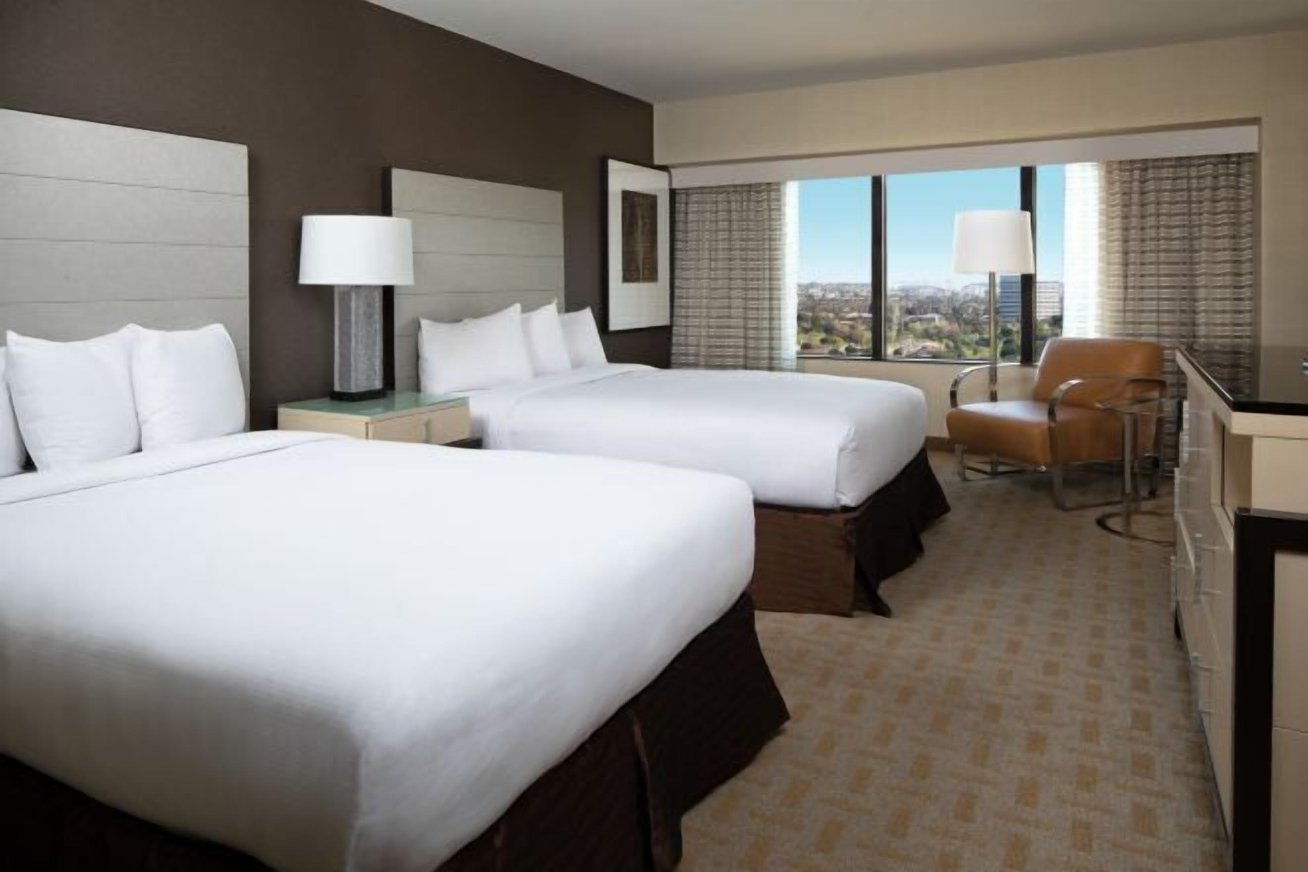 Ylelliset vuodevaatteet, pillowtop-patjalliset sängyt