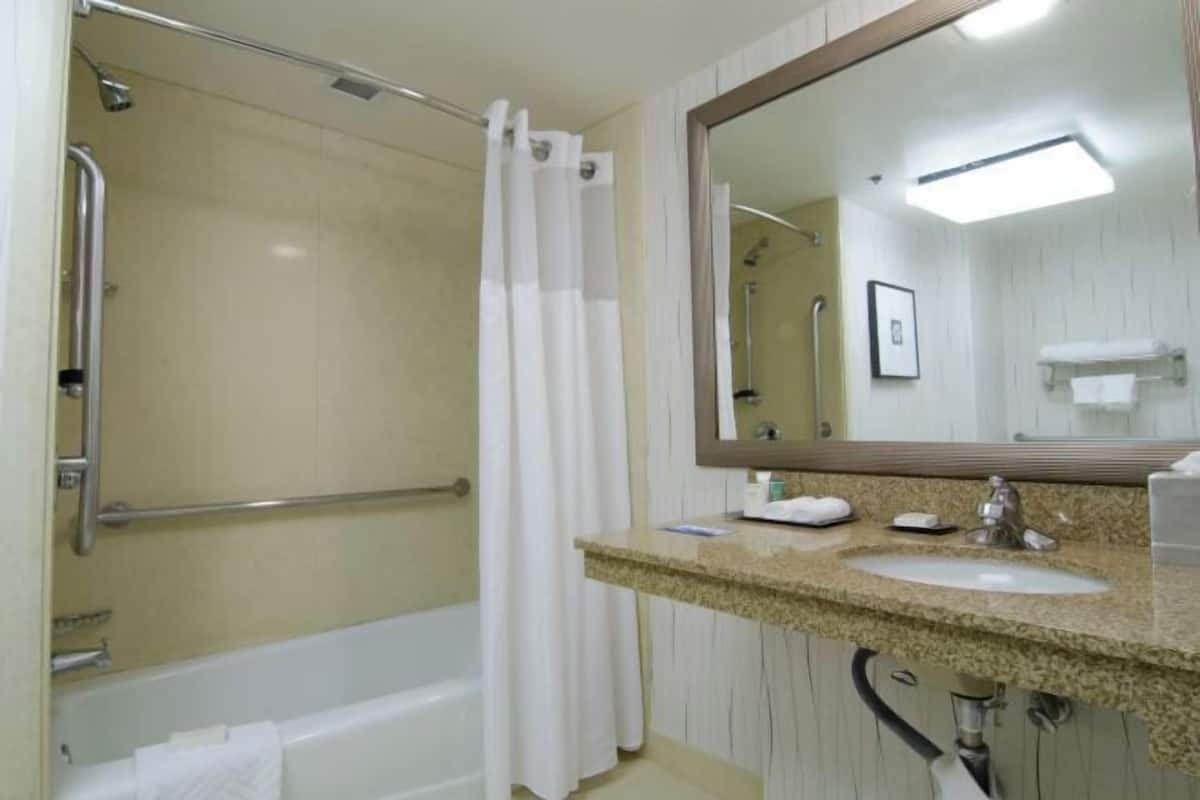 Articles de toilette écologiques, sèche-cheveux, serviettes fournies