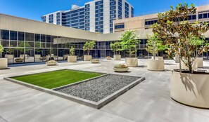 Pet-friendly amenities - Hilton Los Angeles Airport (Los Angeles)
