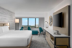 Premium bedding, pillow-top beds, in-room safe, desk - Hilton Los Angeles Airport (Los Angeles)