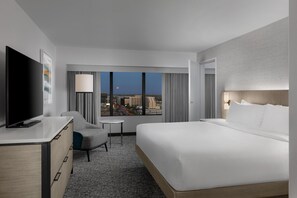 고급 침구, 필로우탑 침대, 객실 내 금고, 책상