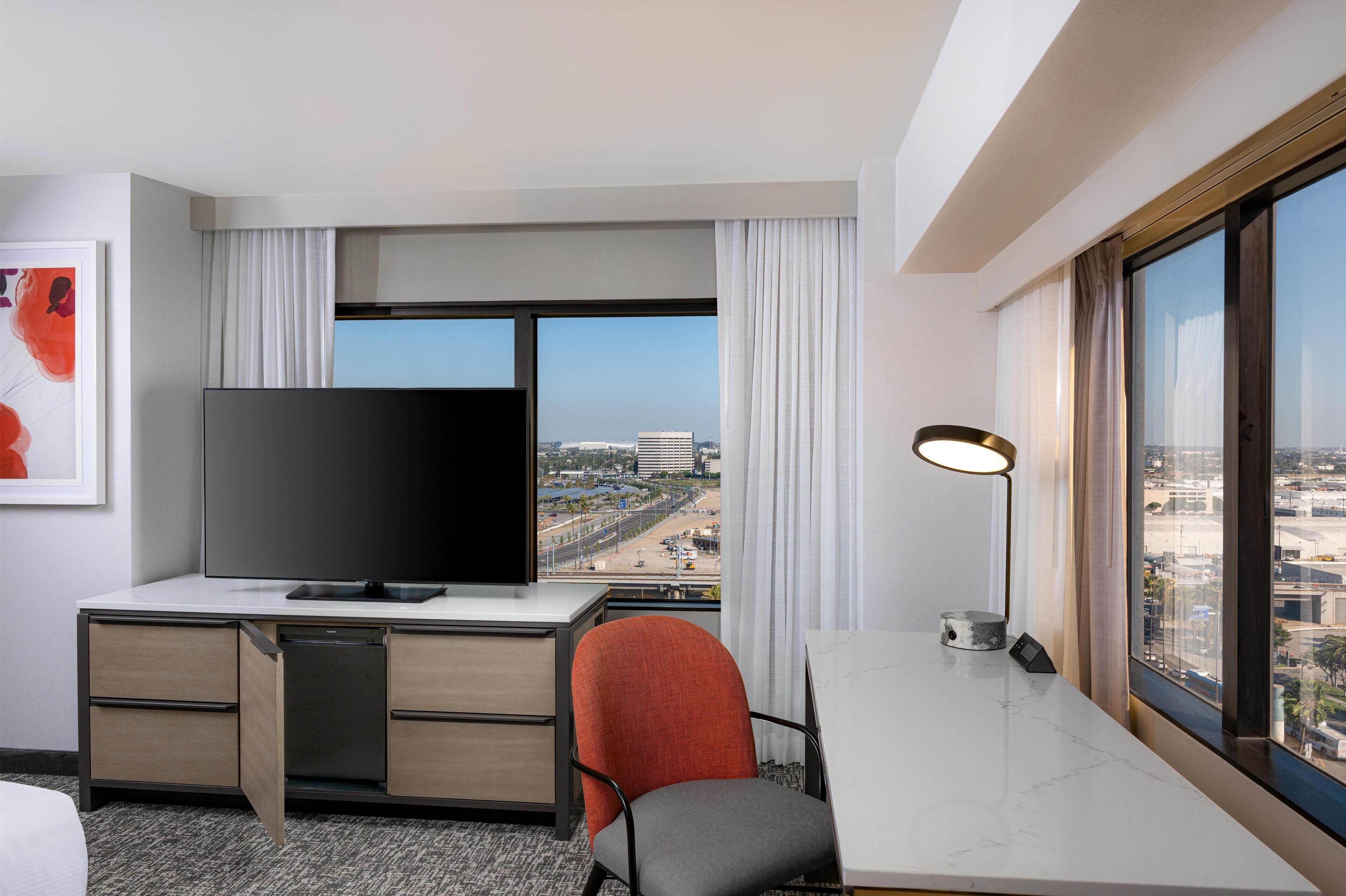 Sengetøy av topp kvalitet, senger med overmadrass og safe på rommet