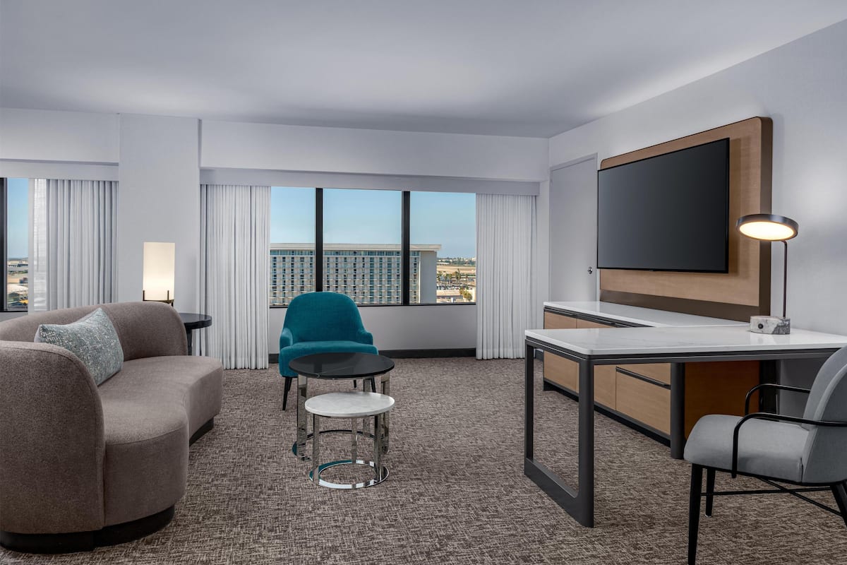 Habitació, 1 llit individual (Parlor, No Bed) | Sala d'estar | Televisor de pantalla plana de 55 polzades amb canals per cable