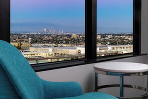 Premium bedding, pillowtop beds, in-room safe, desk - Hilton Los Angeles Airport (Los Angeles)