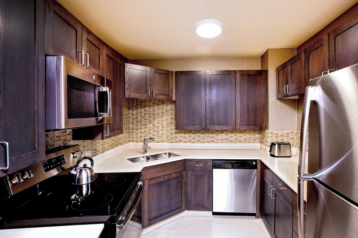 fridge, coffee/tea maker