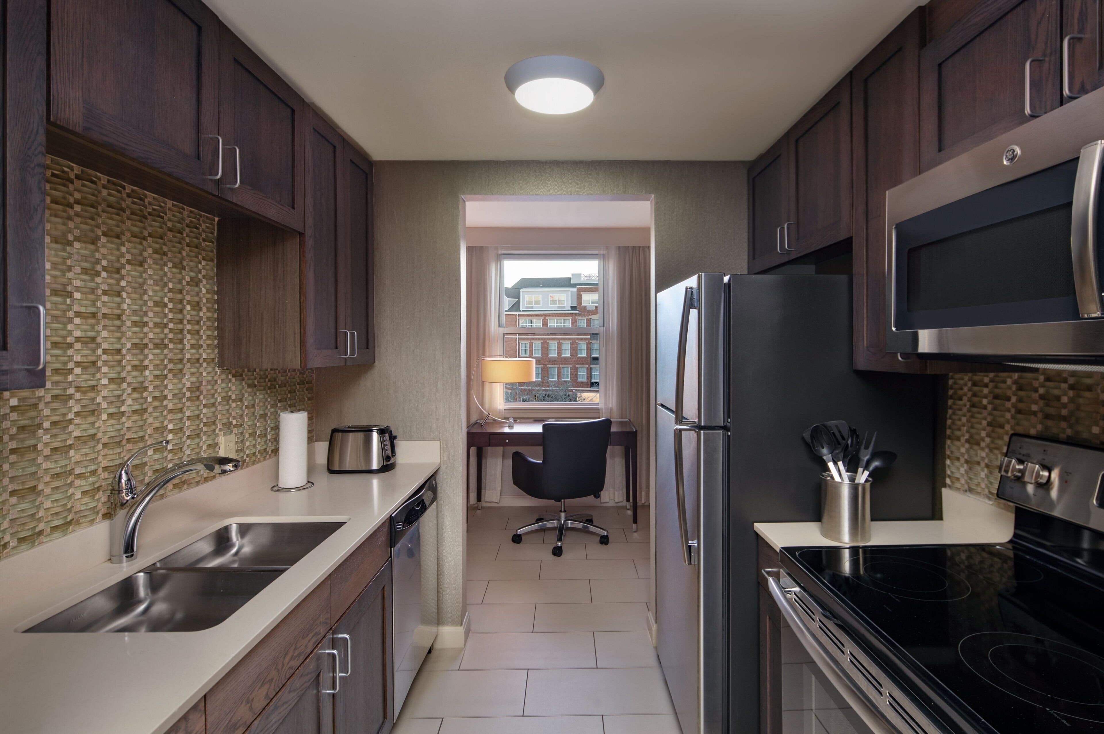 fridge, coffee/tea maker