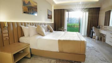 King bed Super Deluxe | Egyptian cotton sheets, minibar, in-room safe, desk