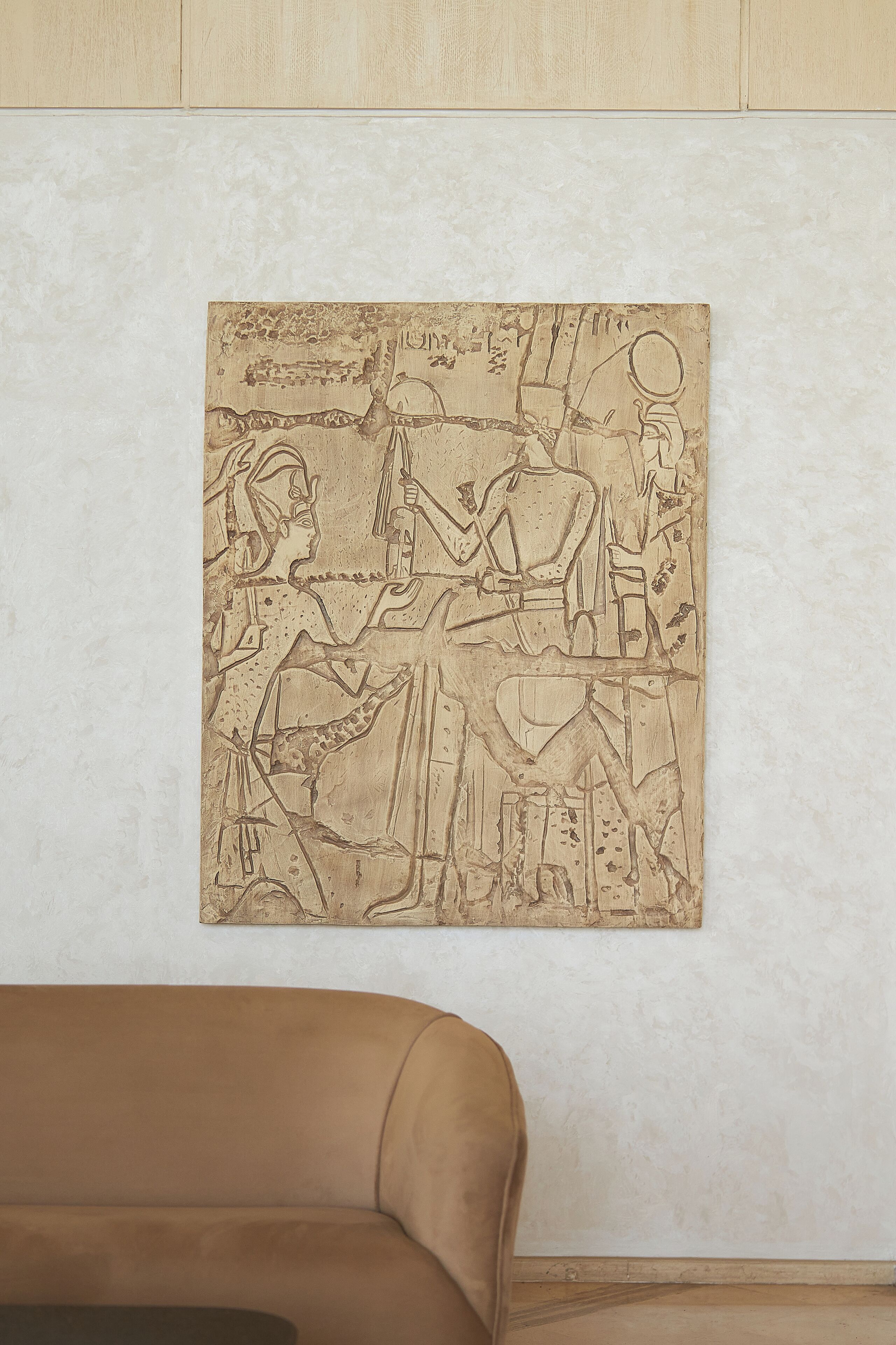 Pared con un relieve que representa figuras del antiguo Egipto.