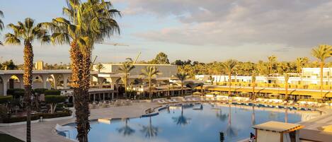 Alberca al aire libre y camas balinesas (con cargo)