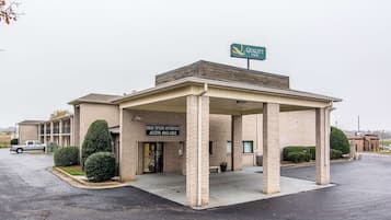 Guests can enter the hotel through the covered entrance area, where high-speed internet is available.