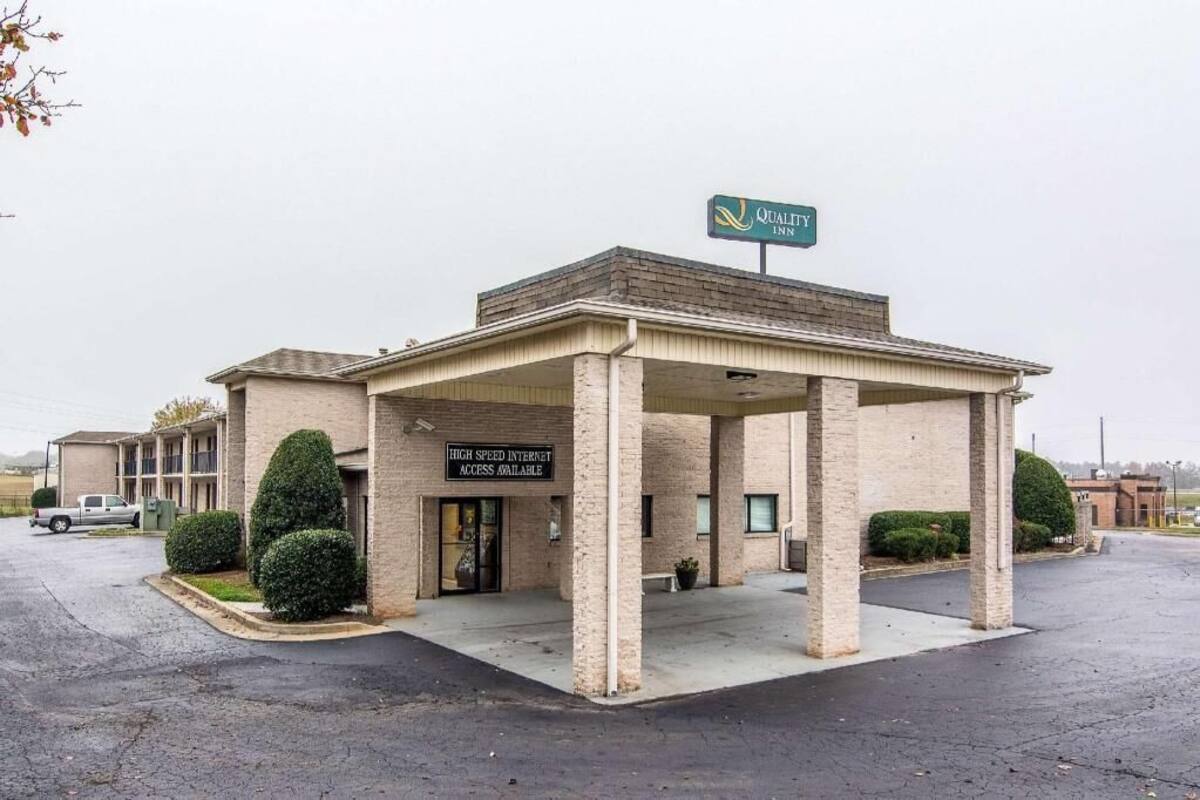 A Quality Inn with a covered entrance, a sign indicating high-speed internet access, and a parking lot.