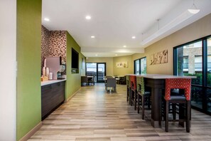 Free daily buffet breakfast - La Quinta Inn & Suites by Wyndham Pomona (Pomona)