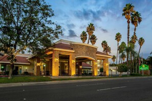 Exterior - La Quinta Inn & Suites by Wyndham Pomona (Pomona)