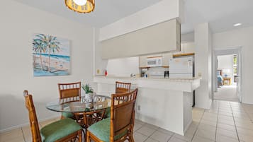 Suite, 2 Bedrooms, Garden View | Dining room