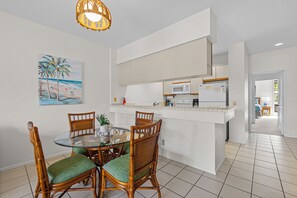 Suite, 2 habitaciones, vista al jardín | Comedor