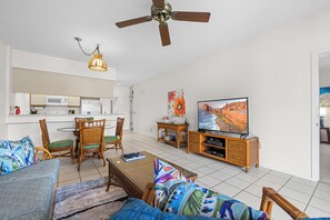 Suite, 2 Schlafzimmer, Gartenblick | Wohnbereich | 42-Zoll-Fernseher mit Kabelempfang, DVD-Player
