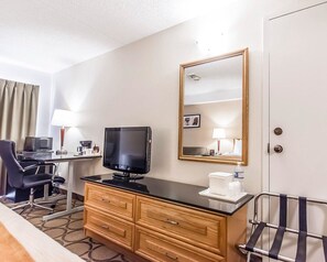 Deluxe Room, 1 King Bed, Refrigerator & Microwave, Ground Floor