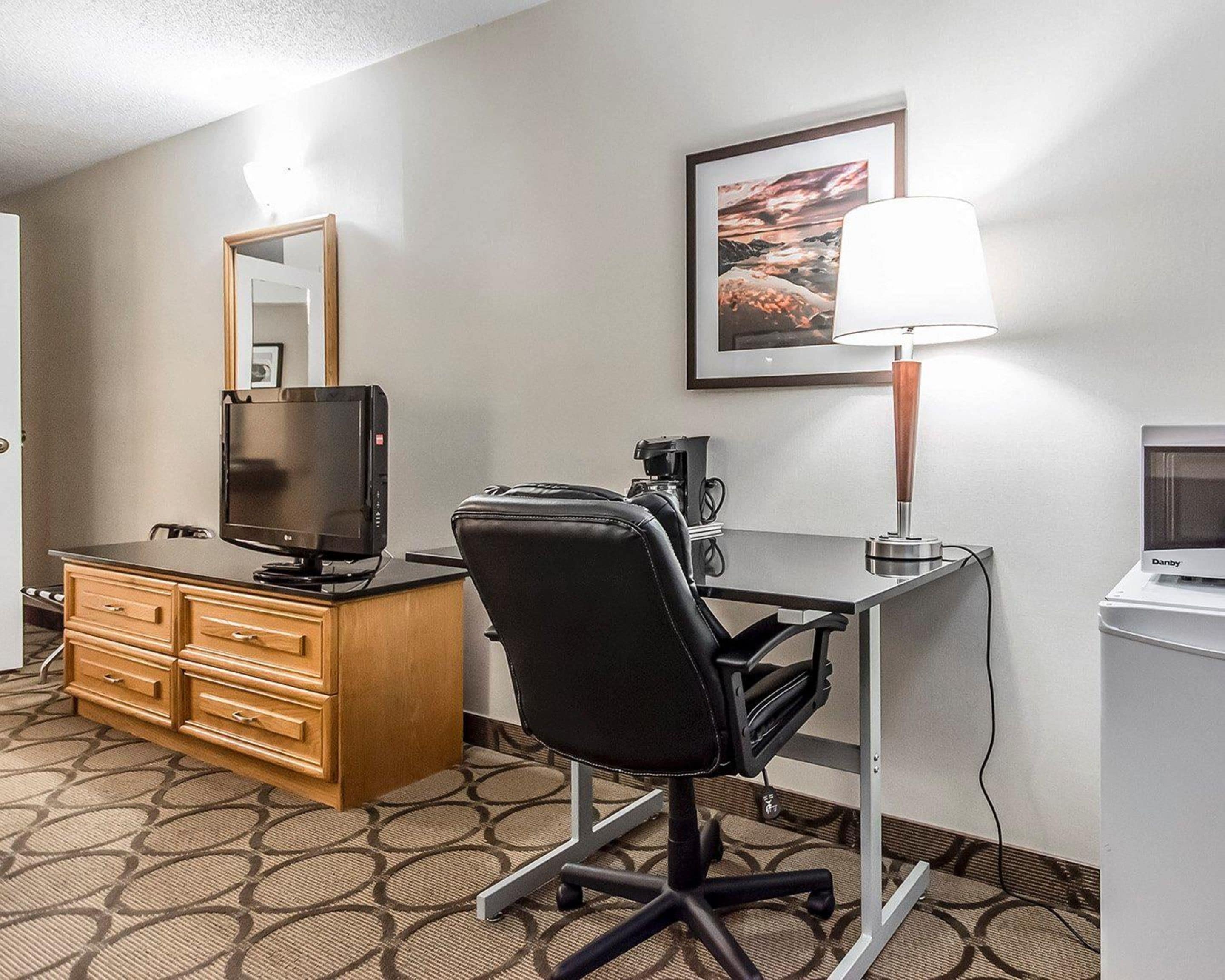 standard room, 1 queen bed | premium bedding, pillow-top beds, individually decorated