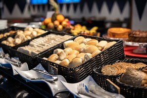 A buffet with various breads and pastries. - ibis Fortaleza Praia de Iracema (Fortaleza)