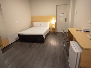 Kamer, 1 queensize bed, toegankelijk voor mindervaliden | Een bureau, verduisterende gordijnen, gratis babybedden, gratis wifi