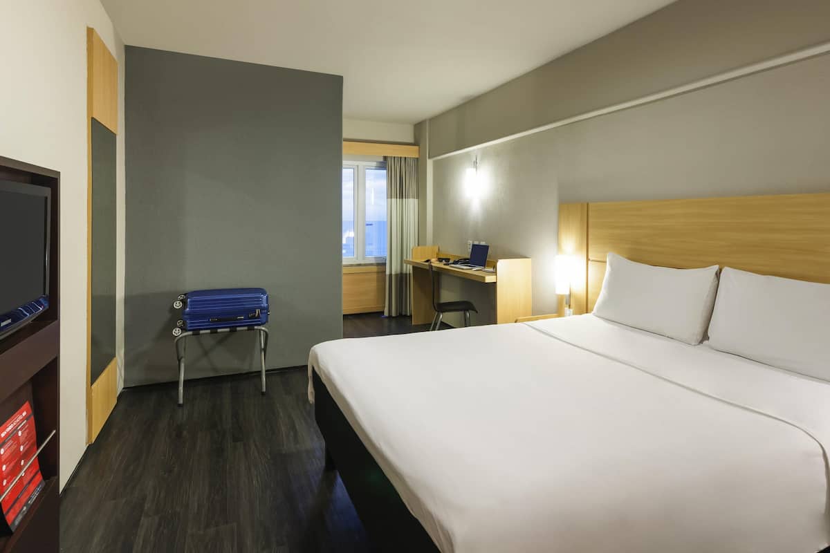 1 bedroom, desk, blackout curtains, free cots/infant beds