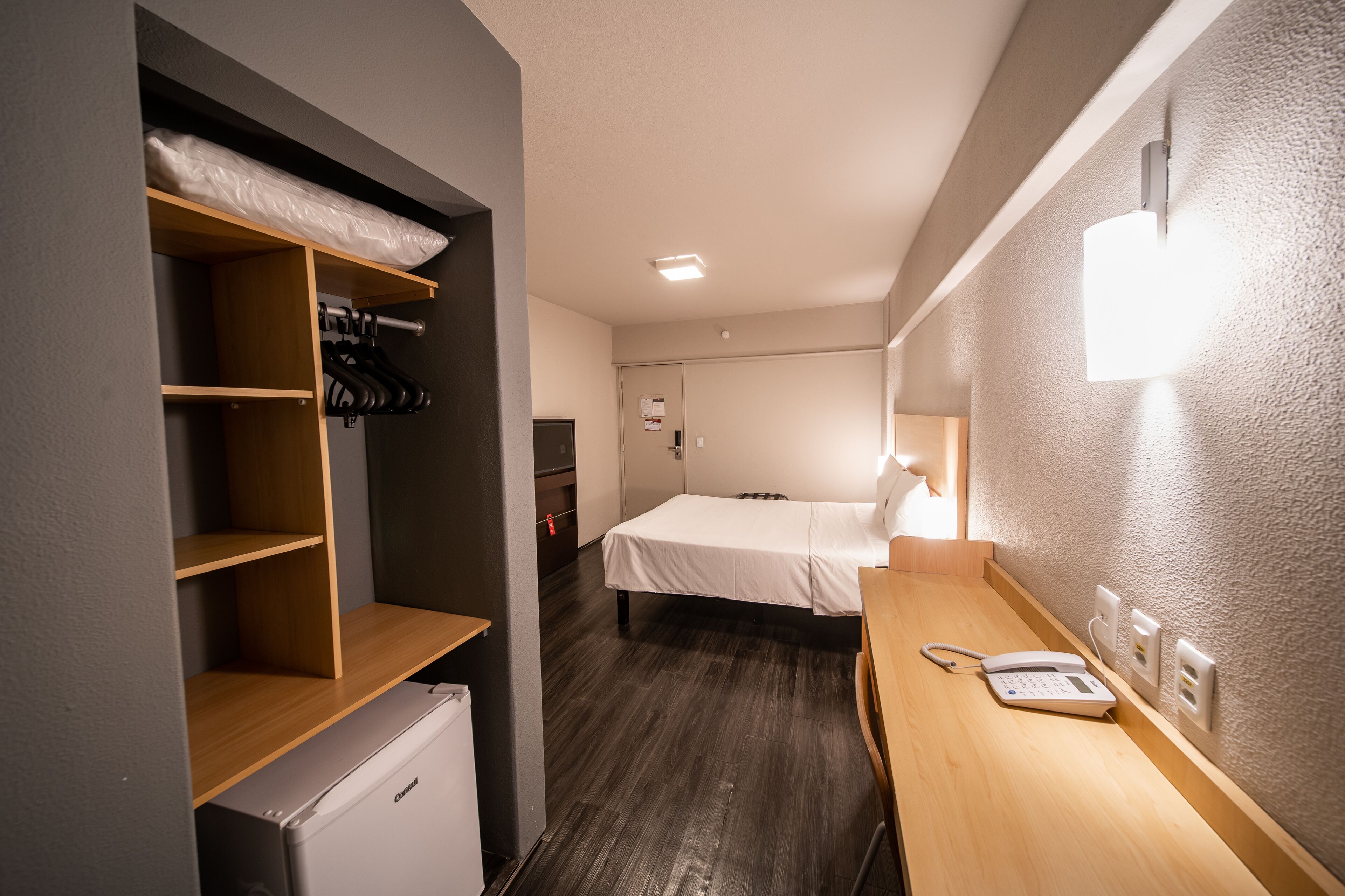 standard room, 1 queen bed | 1 bedroom, desk, blackout curtains, free cots/infant beds